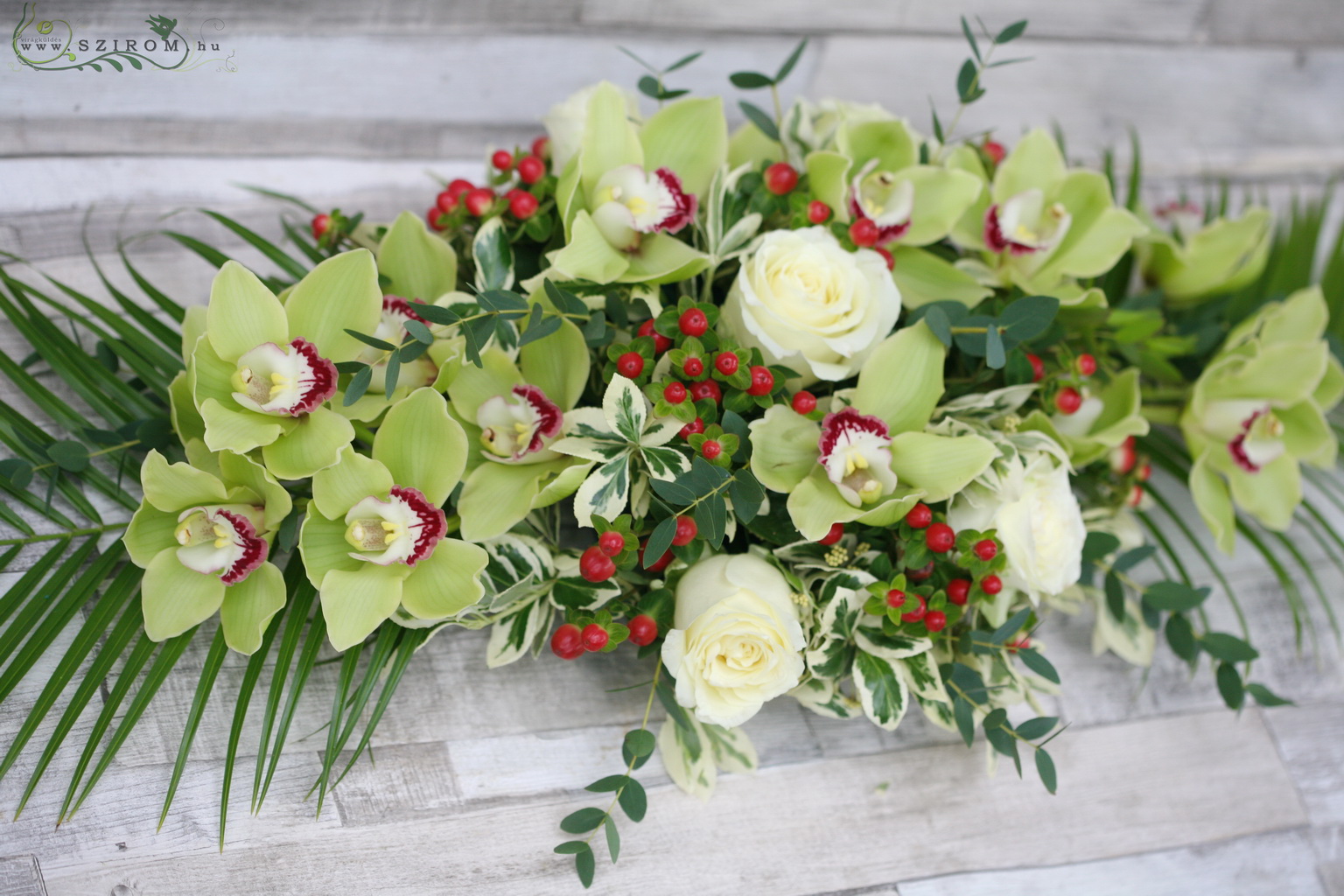 Asztaldísz bogyókkal (orchidea, rózsa, hypericum, zöld, piros, fehér), esküvő