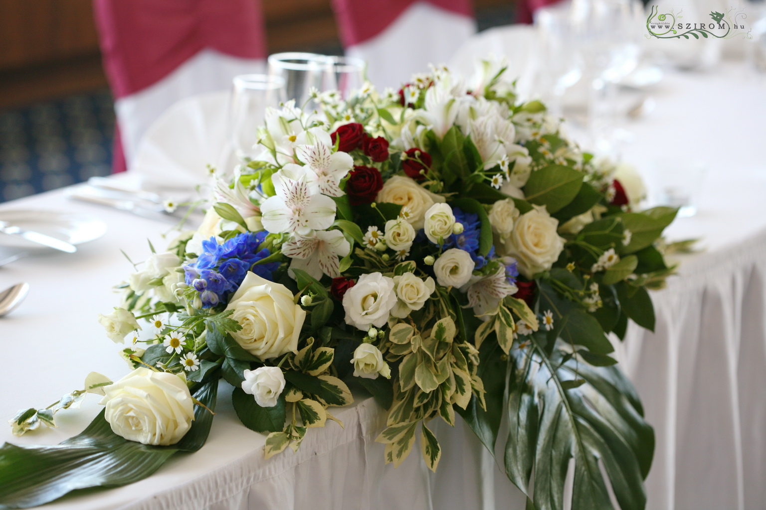 Főasztaldísz (rózsa, bokros rózsa, szarkaláb, inkaliliom, fehér, piros, kék) Marriott Hotel, Budapest, esküvő