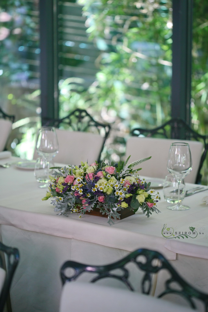 Főasztaldísz mezei virágokkal (bokros rózsa, liziantusz, kamilla, eringium kék, rózsaszín) Pavillon de Paris, Budapest, esküvő