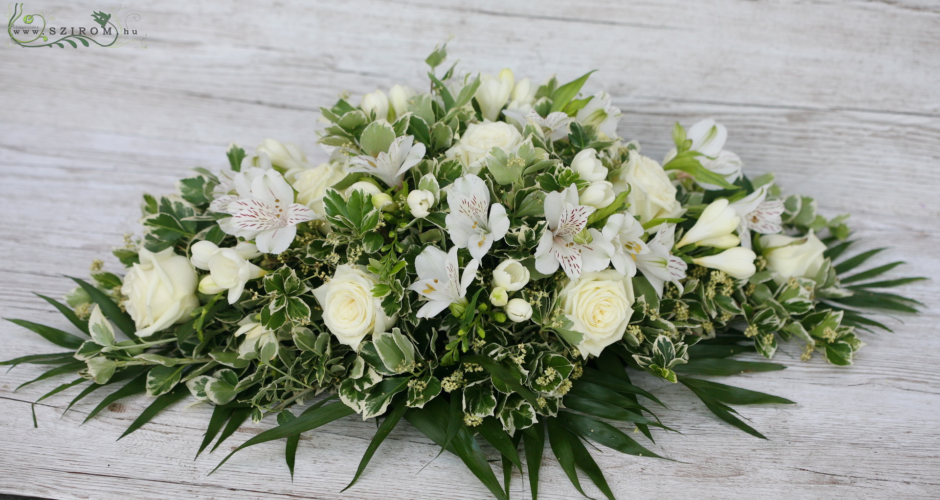 Főasztaldísz fehér virágokkal (rózsa, frézia, inkaliliom, fehér), esküvő