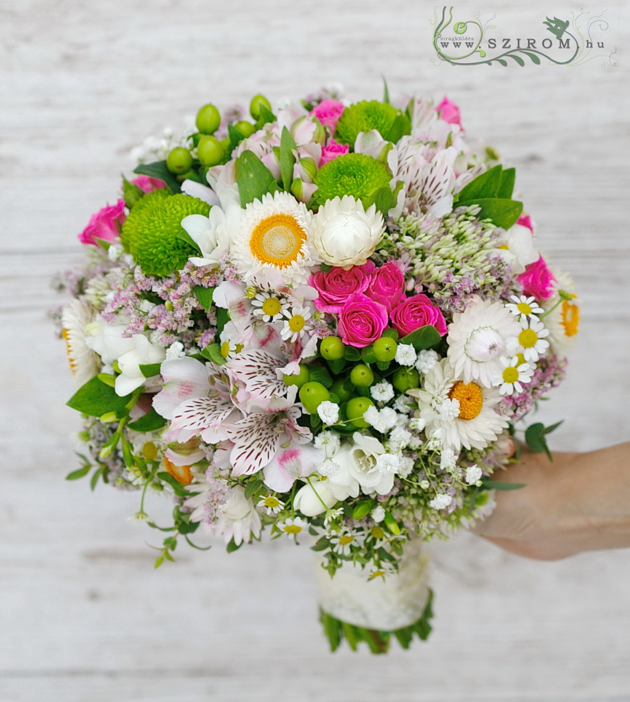 bridal bouquet (chrysanthemum, hypericum, camilla, alstromeria, zöld, fehér, rózsaszín) 