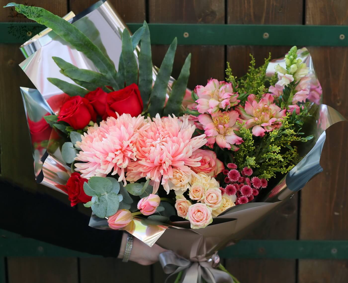 Blumenlieferung nach Budapest - Pfirsich und roter großer Halbmondstrauß