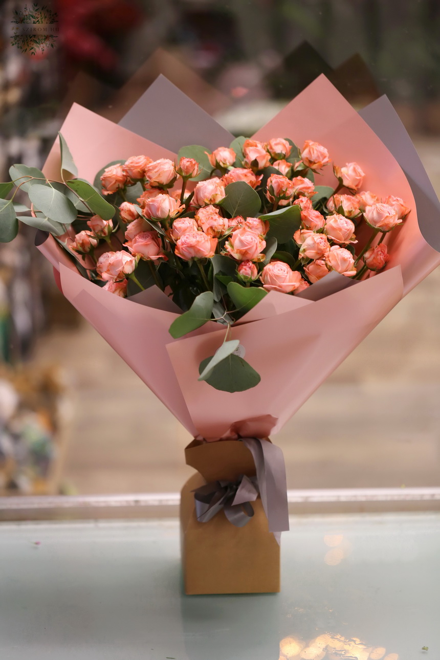 flower delivery Budapest - Spray rose bouquet with paper vase (15 stems)