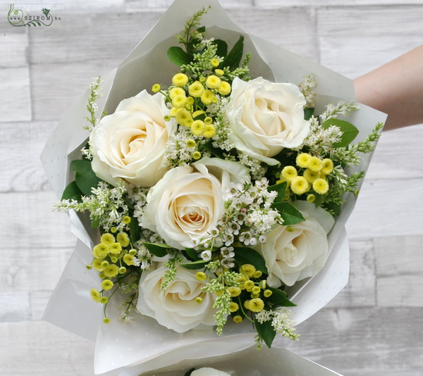 flower delivery Budapest - Round bouquet with 5 roses, 9 smallflowers