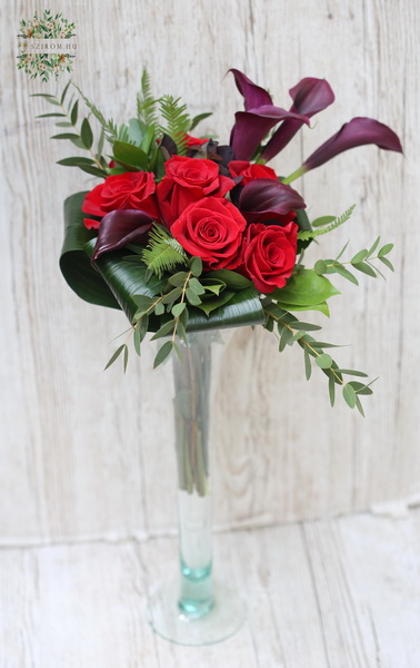 Blumenlieferung nach Budapest - Rosenstrauß mit roten Rosen, burgunderroten schwarzen Callas, in Vase (13 Stiele)