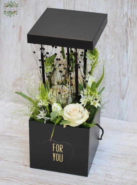 Blumenlieferung nach Budapest - Moderne Schwarze Box mit Kremfarbige Blumen