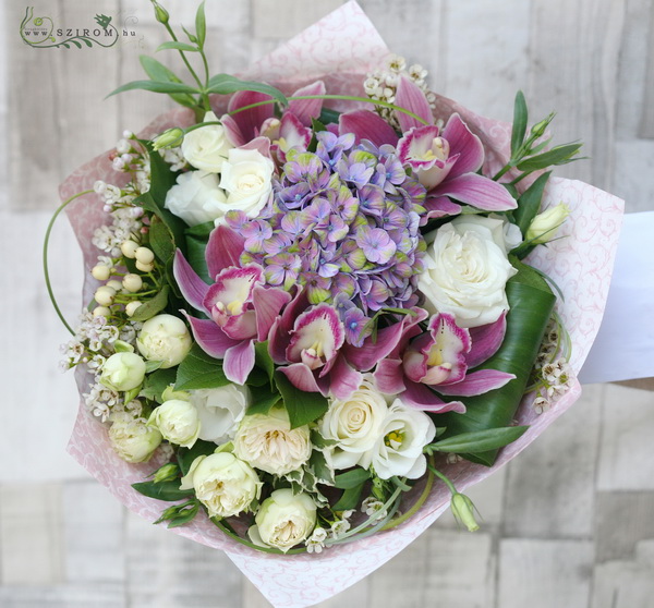 flower delivery Budapest - Structure bouquet with hydrangeas (18 stems)