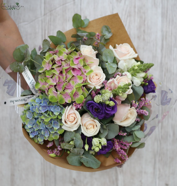 flower delivery Budapest - Bouquet of hydrangeas, roses and lisianthus (16 stems)