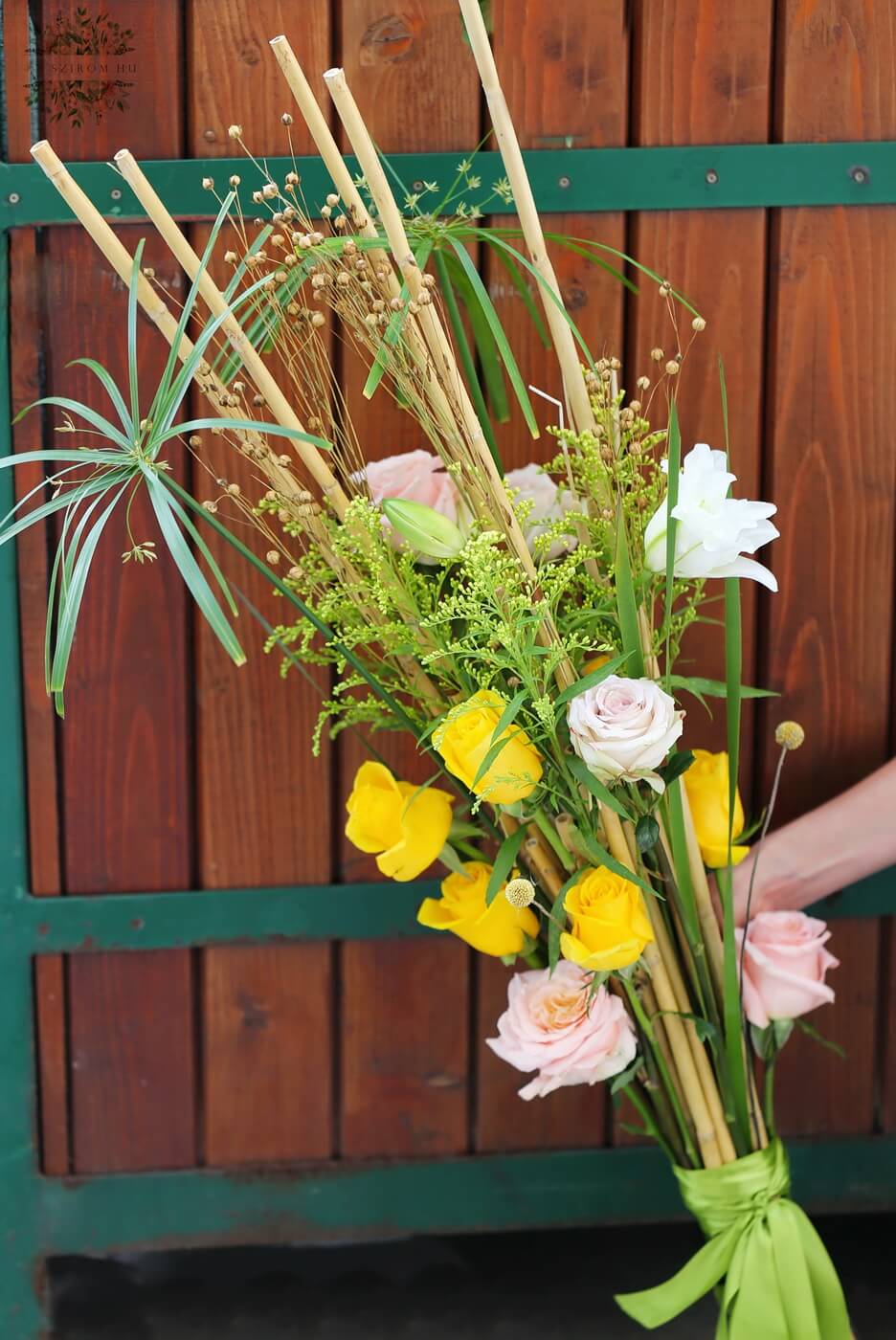 Blumenlieferung nach Budapest - Sommerlicher Parallelstrauß mit Rosen, Lilien, Kleinblumen, Bambus (21 Blüten)