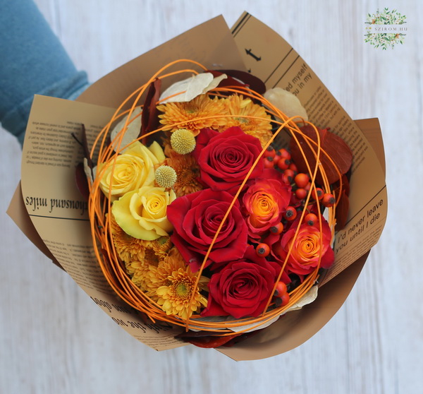 flower delivery Budapest - orange roses-berries bouquet (7 roses)