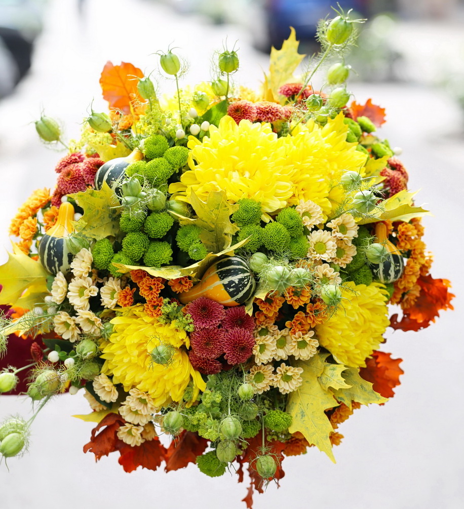 Blumenlieferung nach Budapest - Riesiger Herbststrauß mit bunten Eichenblättern, Santinis, Mini-Kürbissen