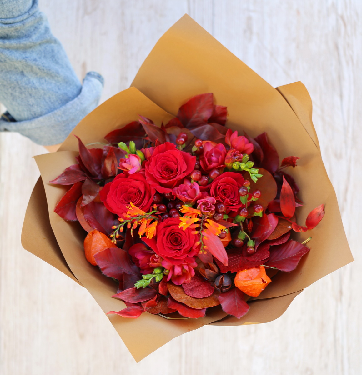 flower delivery Budapest - Autumn bouquet with leaves and nuts (14 stems)