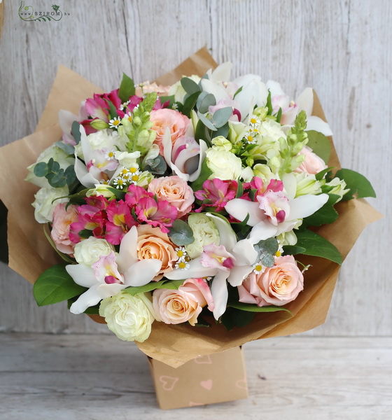 flower delivery Budapest - orchid-rose bouquet in papervase (32 st)
