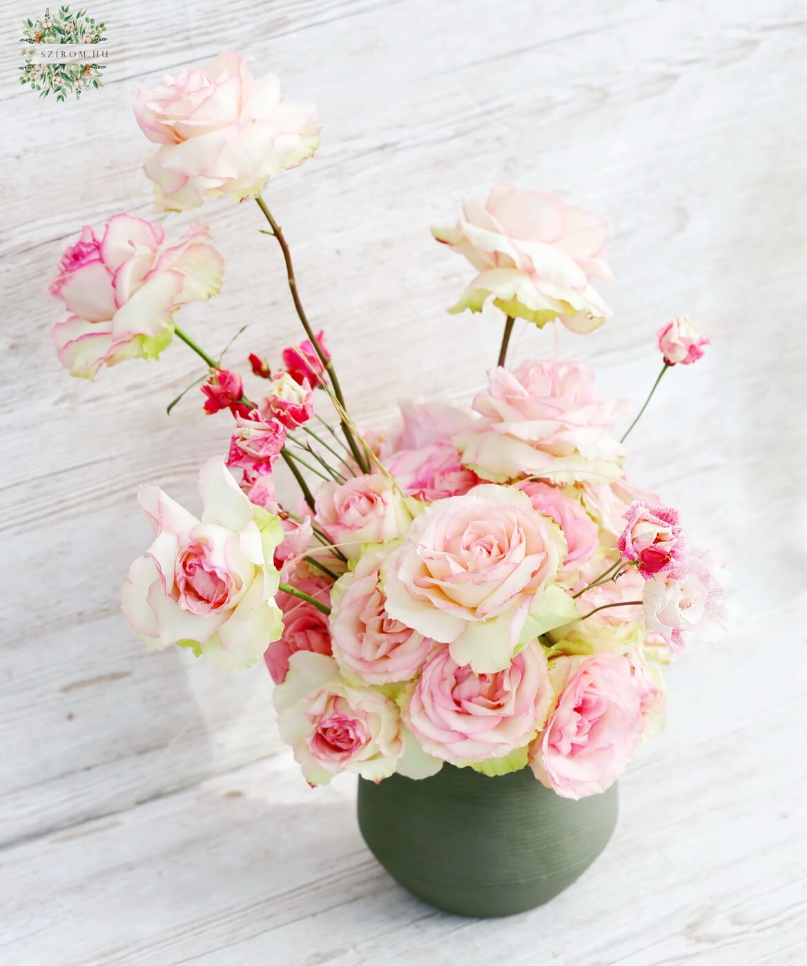 Blumenlieferung nach Budapest - Rosa Flaum, mit zurückgebogenen Rosen, Eustomas (29 Stiele)