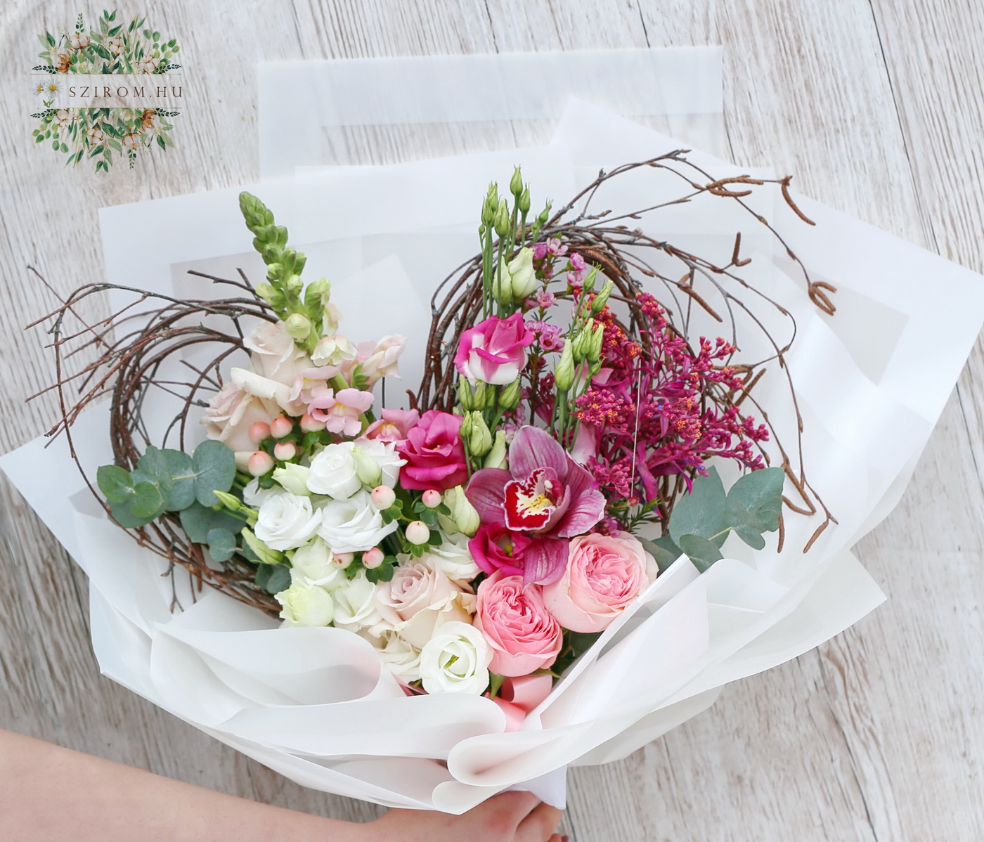 Blumenlieferung nach Budapest - Herzstrauß mit rosa Blüten und Orchidee (15 Stiele)