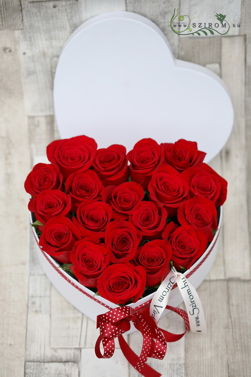 Virágküldés Budapest - vörös rózsa szív alakú dobozban (19 szálas box)