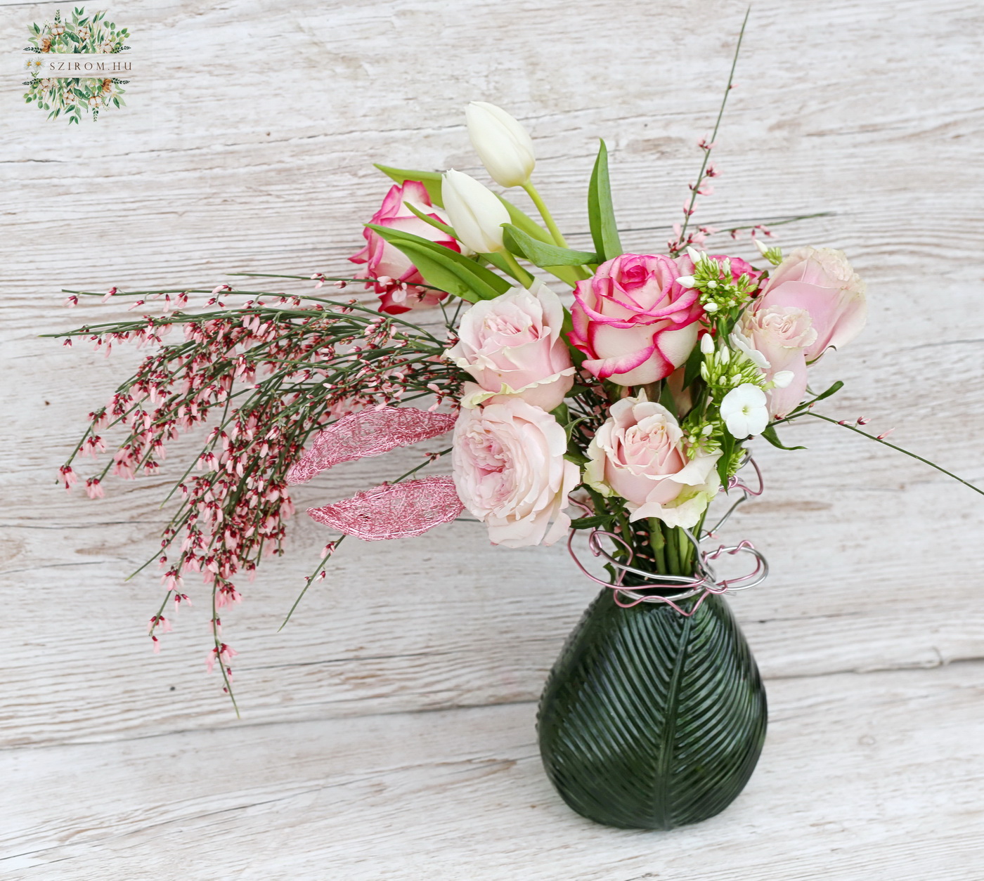 Blumenlieferung nach Budapest - Blattmustervase mit handgefertigten Drahtblättern, rosa Rosen, Tulpen (14 Stiele)