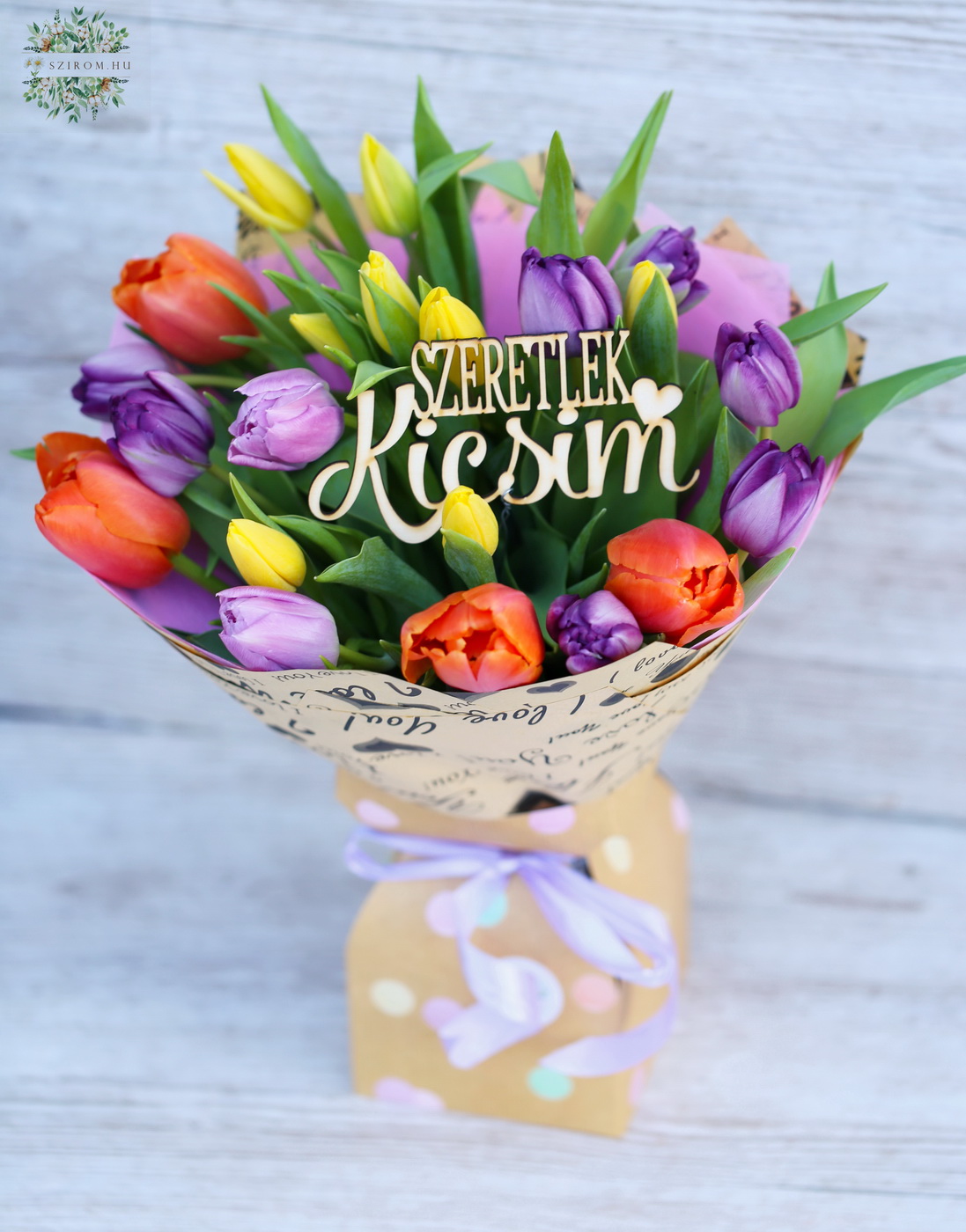 Virágküldés Budapest - Színes tulipánok szeretlek kicsim fa felirattal , papír vázában (20 szál)