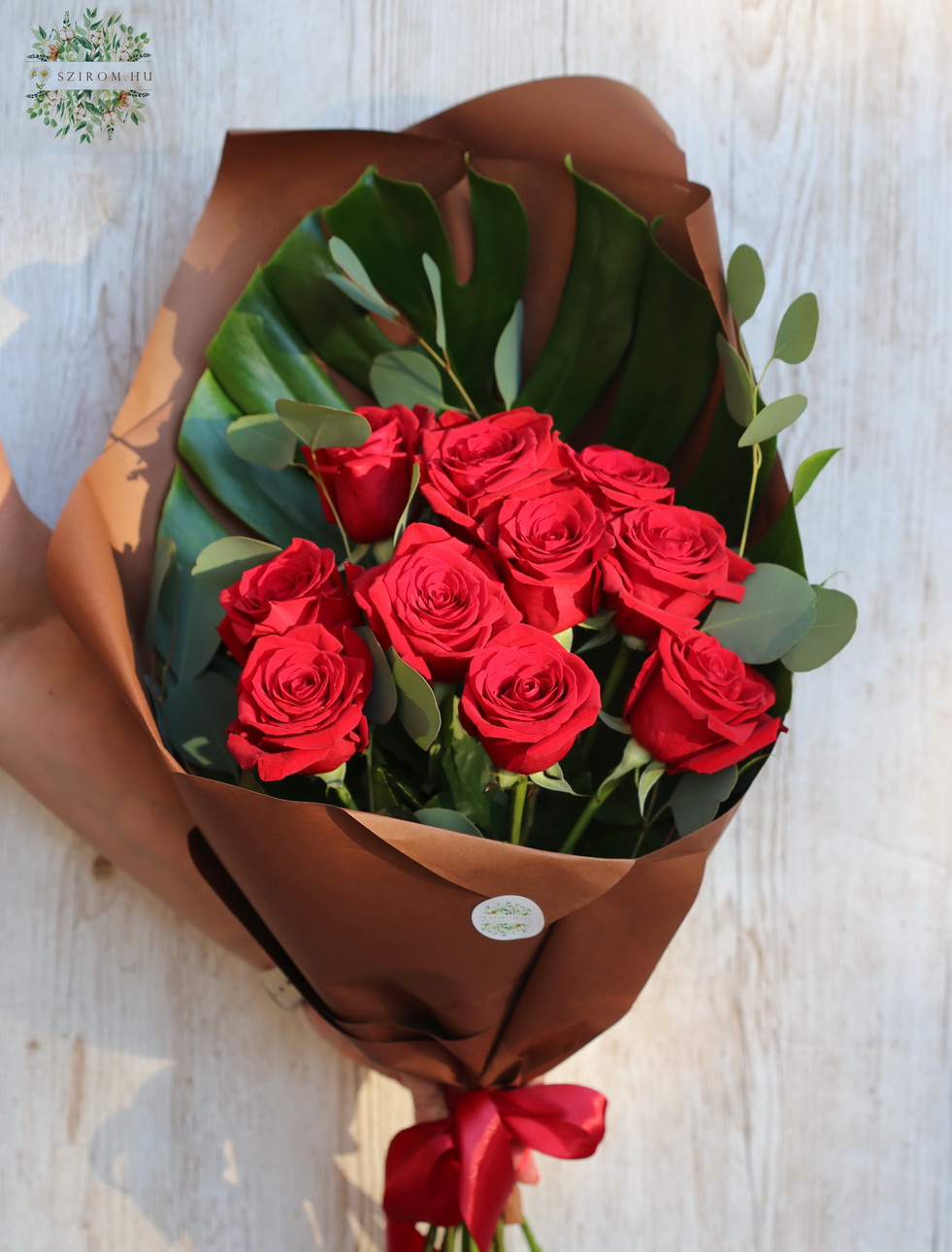 10 Rote Rosen mit Monstera Blatt - Express Blumenlieferung Budapest