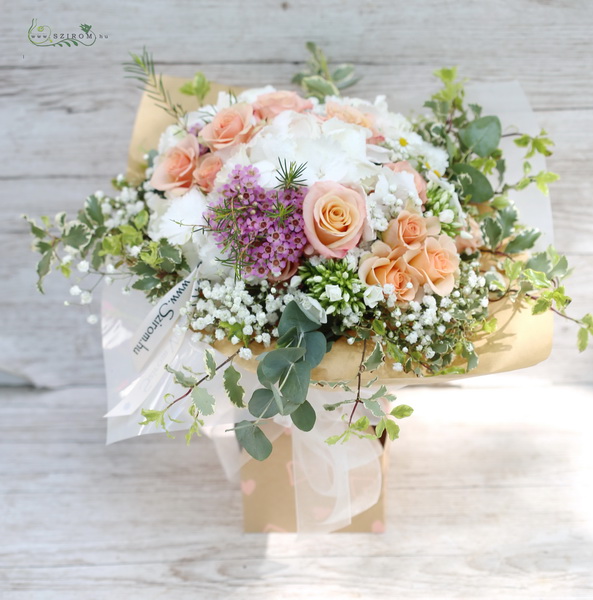 flower delivery Budapest - bouquet with hydrangea and roses in papervase (20 stems)