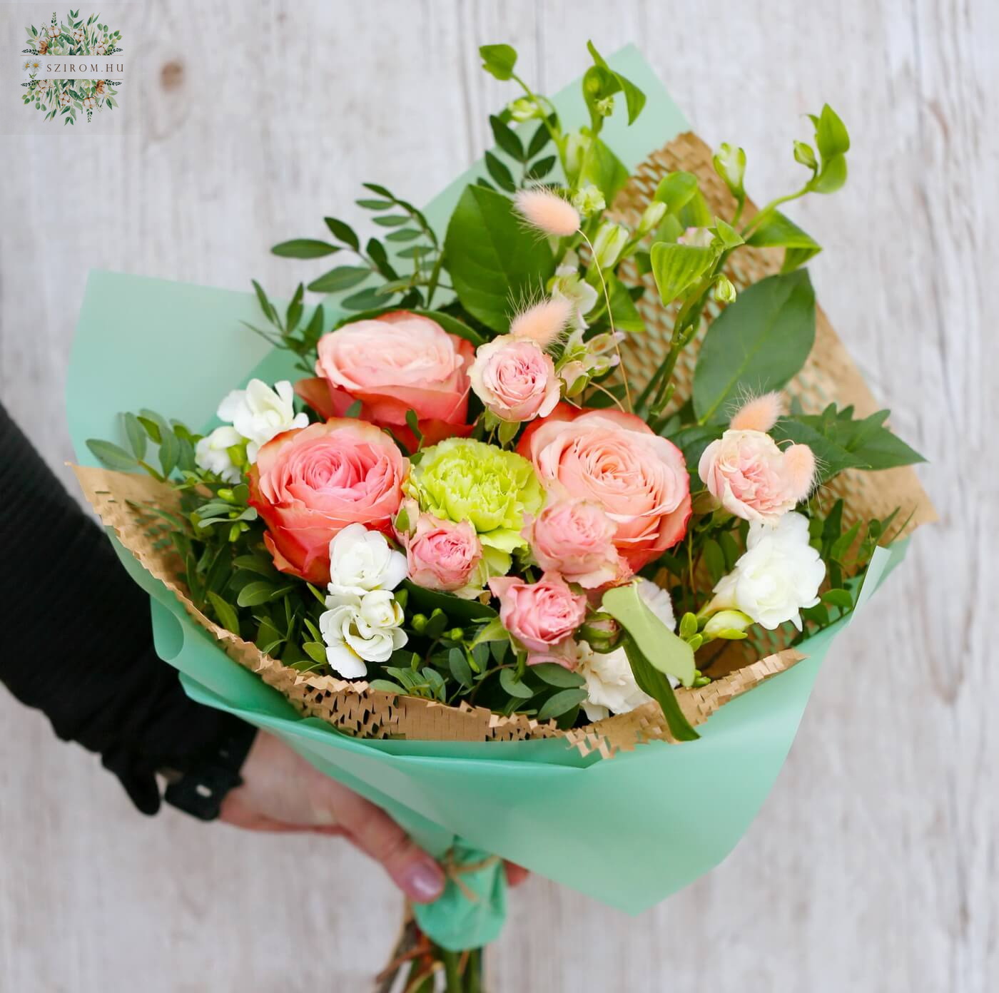 flower delivery Budapest - Small bouquet with peach roses and peach bunny grass (10 stems)