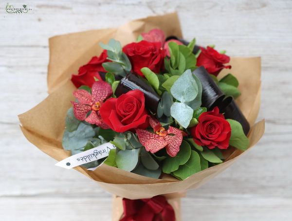 Blumenlieferung nach Budapest - Runder Strauß mit roten Rosen und Vanda-Orchideen (8 Stiele)