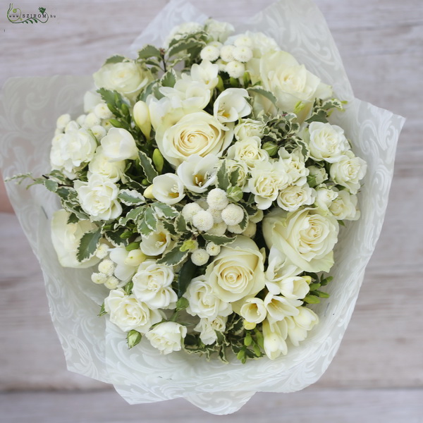 flower delivery Budapest - White bouquet with roses, freesia, matricaria (20 stems)