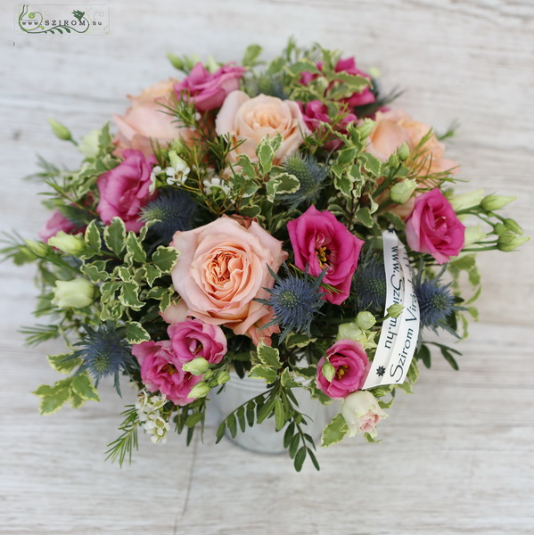 Blumenlieferung nach Budapest - Gesteck mit Rosen und Lisianthus (17 Stämme)