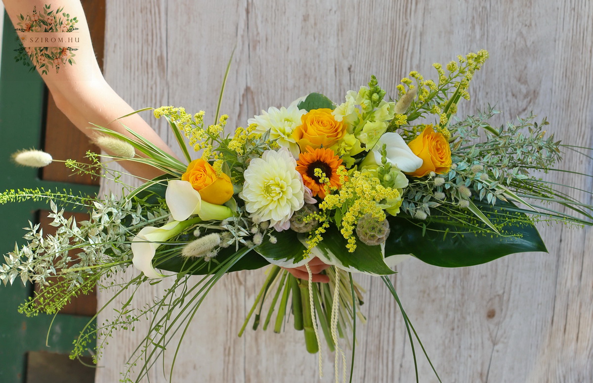 Blumenlieferung nach Budapest - Ovaler Sommerstrauß mit Calla, Sonnenblume (16 Stiele)