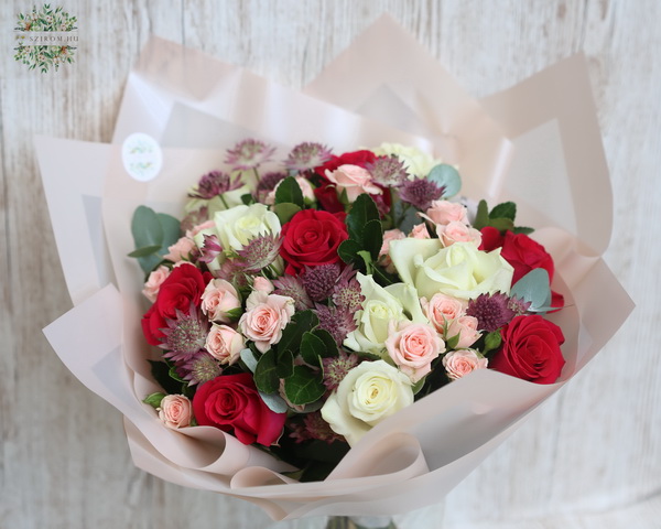 Blumenlieferung nach Budapest - Rosen und Astrantien (24 Stiele)