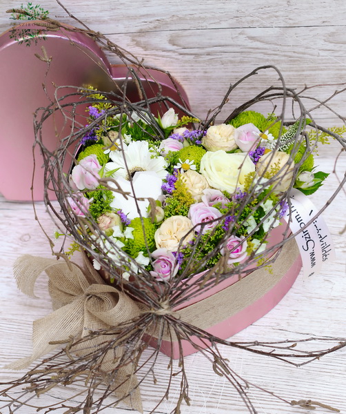 Blumenlieferung nach Budapest - Rosegold Herzkiste mit kleinen Blumen, und Herz