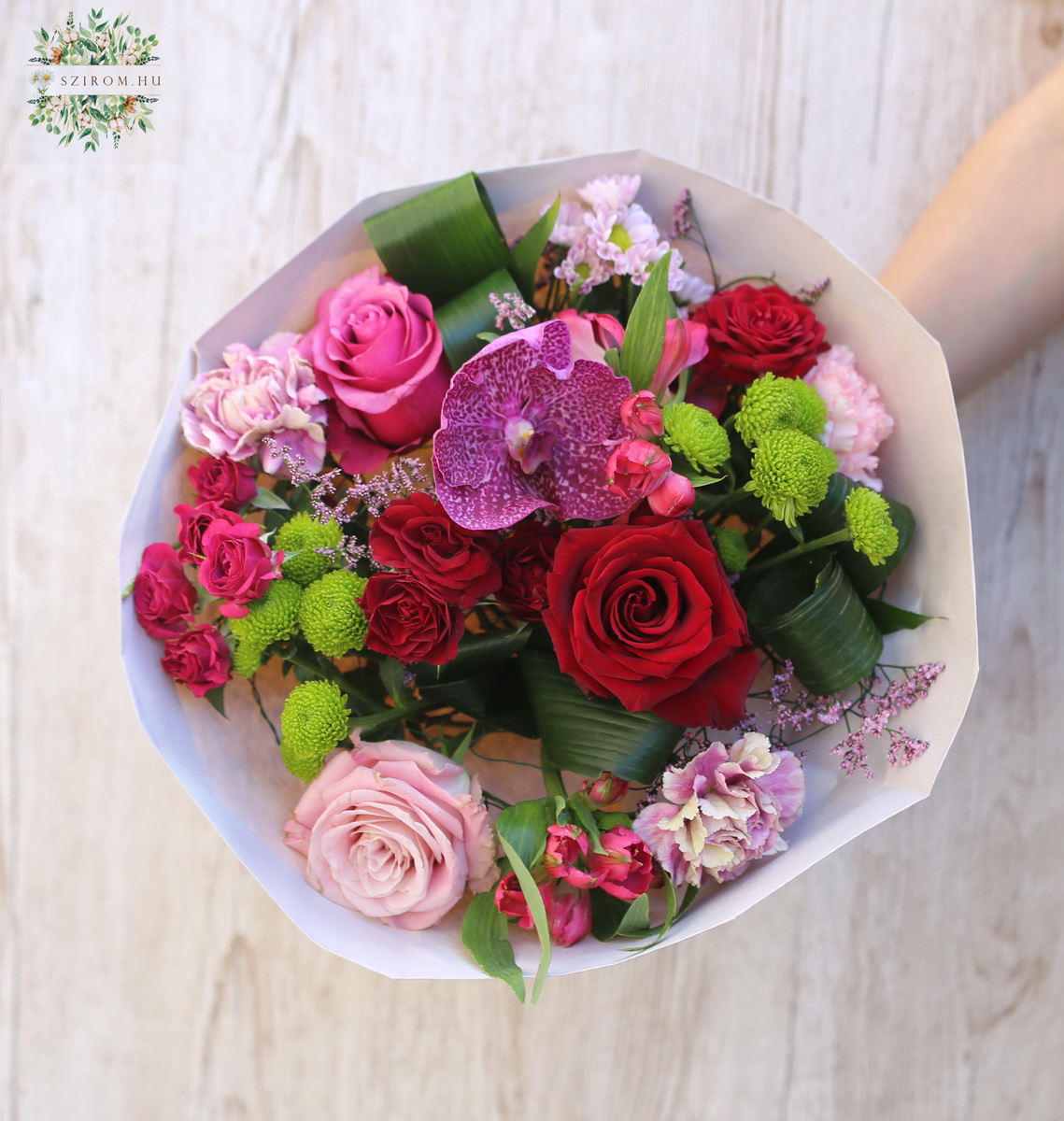 flower delivery Budapest - Small mixed bouquet with shades of pink and red (16 stems)