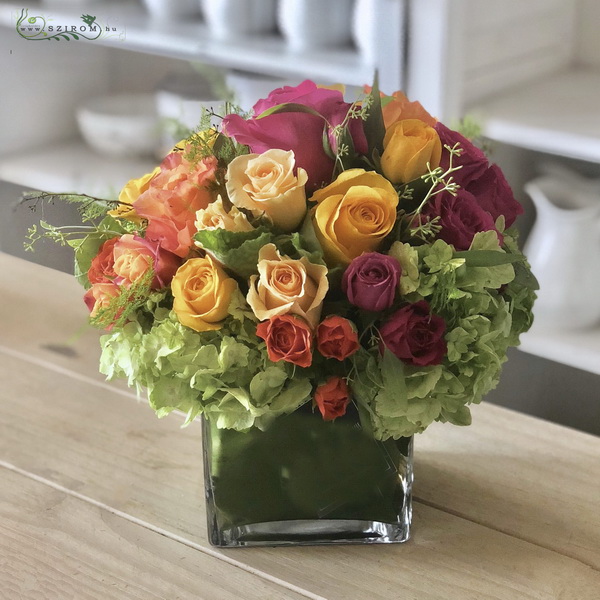 flower delivery Budapest - Glass cube with hydrangeas, roses (18 stems)