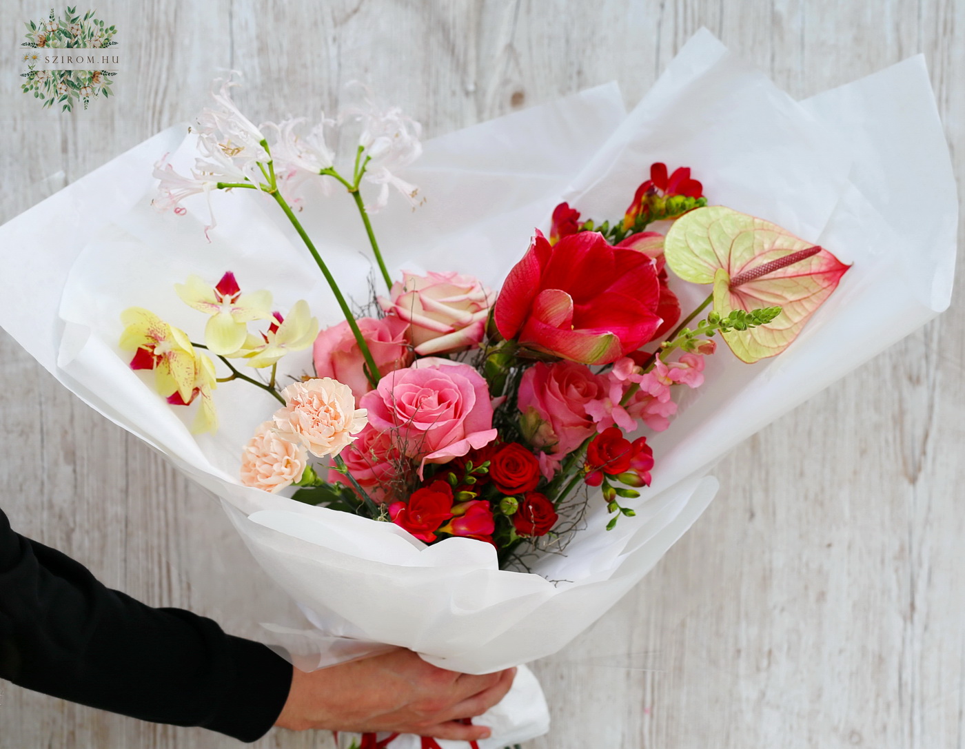 Blumenlieferung nach Budapest - Luftiger Halbmondstrauß mit Amaryllis (20 Stiele)