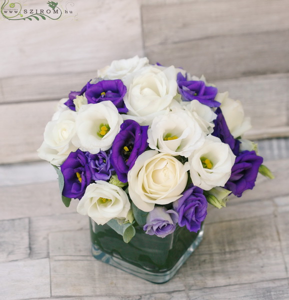 Blumenlieferung nach Budapest - Glass cube mit Rosen und Lisianthus (11 Stämme)