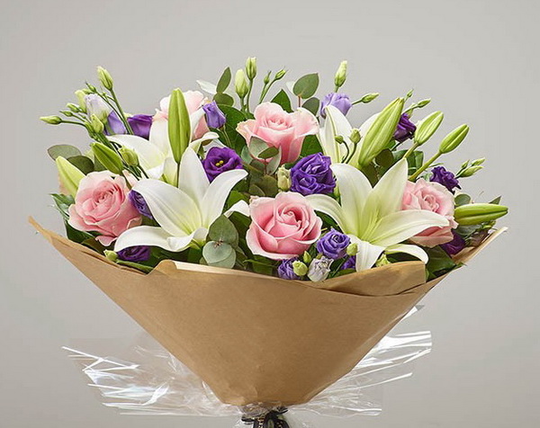 Blumenlieferung nach Budapest - Runder Strauß mit Lisianthus, Rosen, Lilien (12 Stängel)