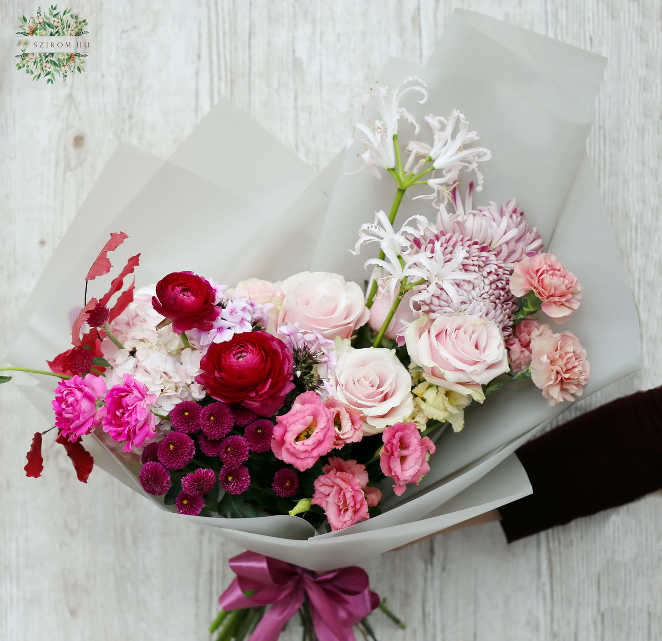 Blumenlieferung nach Budapest - Crescent moon bouquet with light pink and burgundy (26 stems)