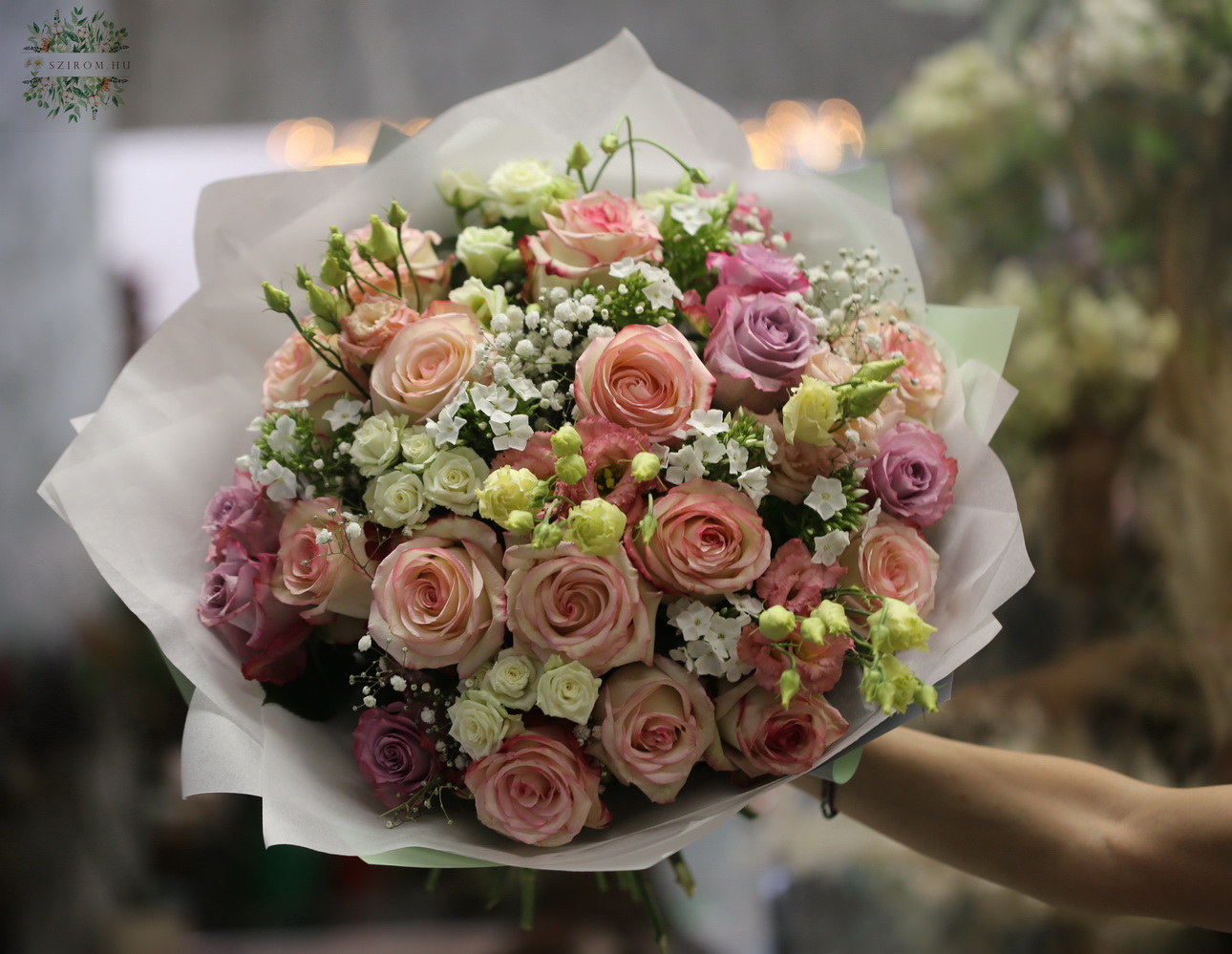 Blumenlieferung nach Budapest - Pastellstrauß mit Rosen und kleinen Blumen (43 stiele)