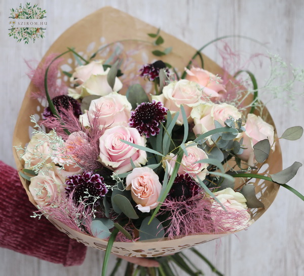 Blumenlieferung nach Budapest - pinker Rosenstrauss mit Scabiosa (18 Stücke)