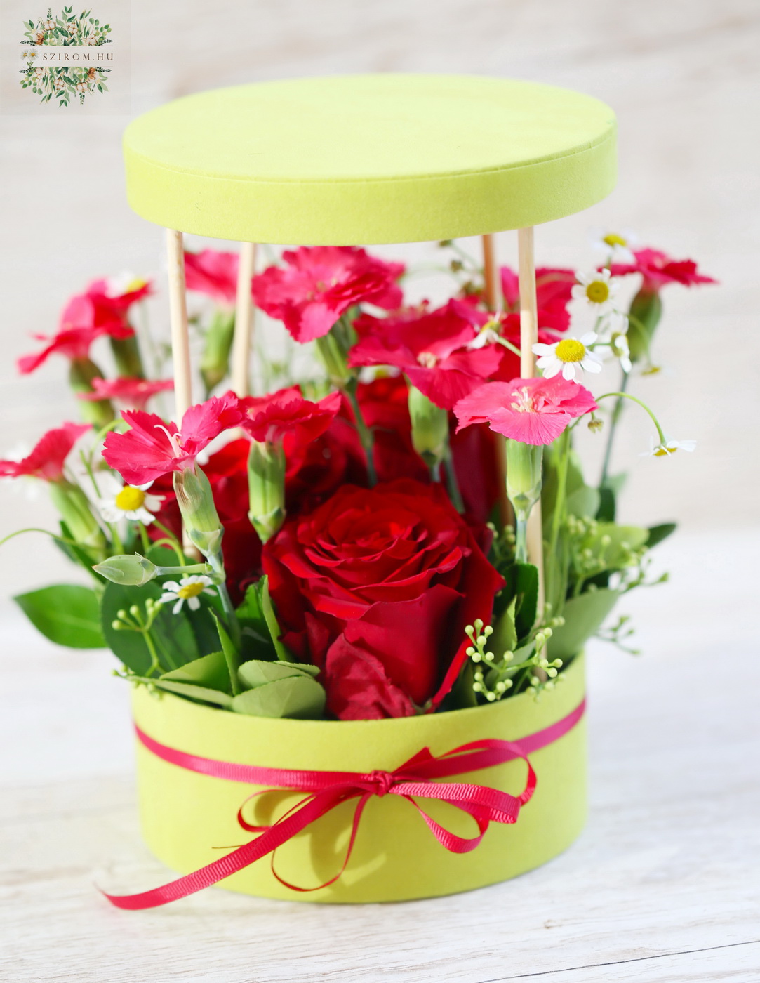 flower delivery Budapest - Small box with 3 red roses, solomio dianthusses, chamomiles