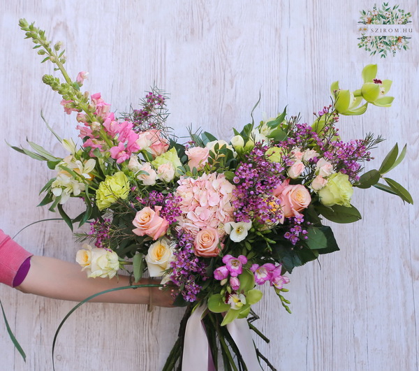 Blumenlieferung nach Budapest - Halbmondstrauß in Pastellfarben (34 Stiele)