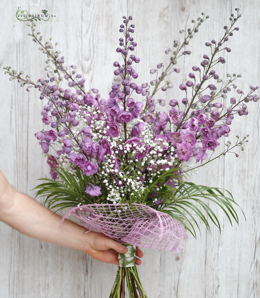 Blumenlieferung nach Budapest - Lila Delphinium Bouquet mit Gypsophila