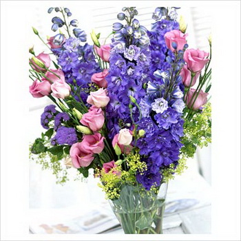 Blumenlieferung nach Budapest - Delphinium, Lisianthus, limonium, Vase (17 Stämme)