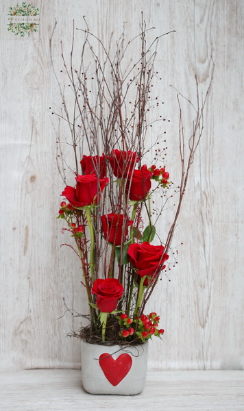 flower delivery Budapest - 7 red roses in a concrete pot