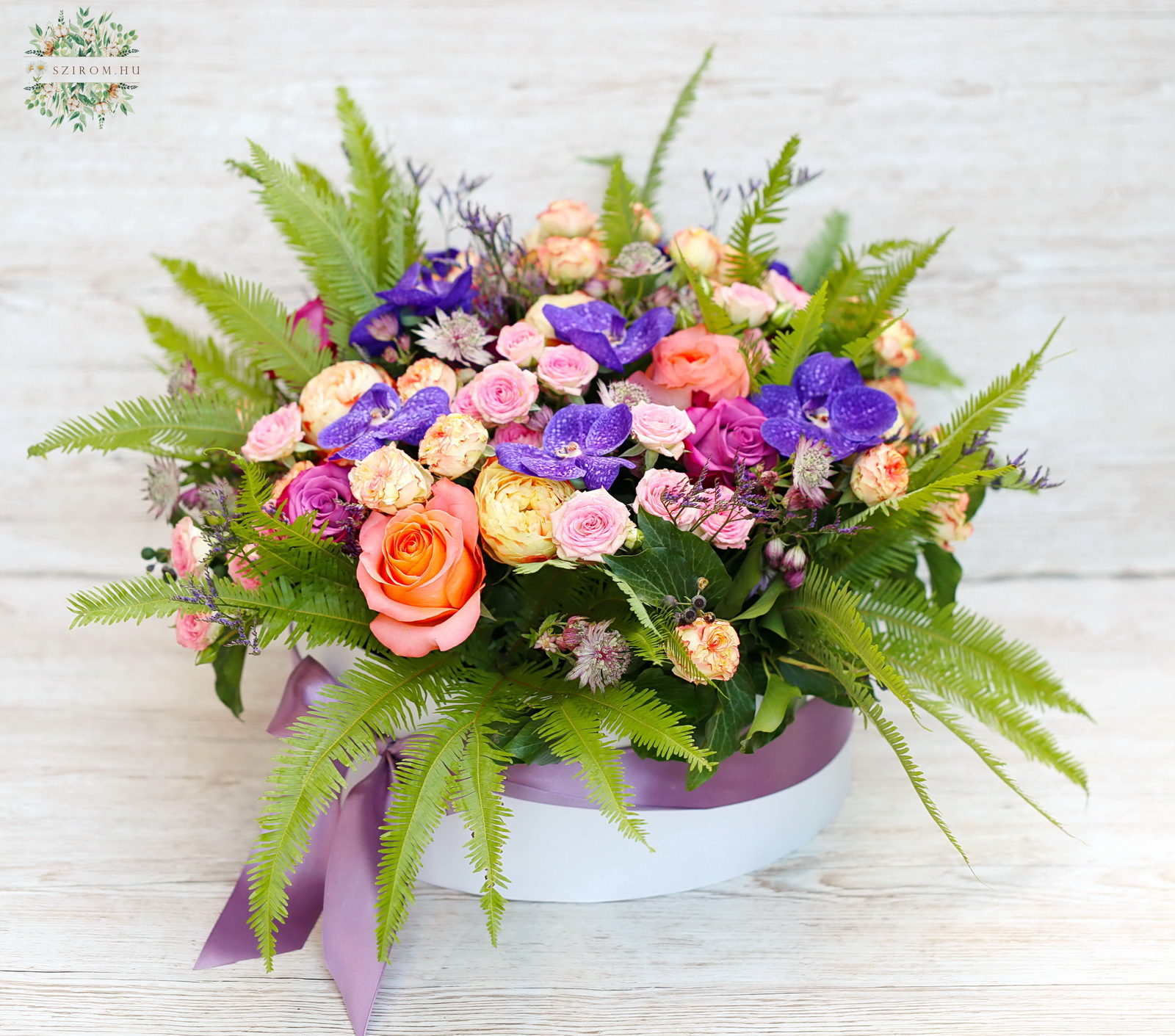 Blumenlieferung nach Budapest - Riesige Rosenbox mit Vanda-Orchideen, Rosen, kleinen Blüten (49 Stiele)