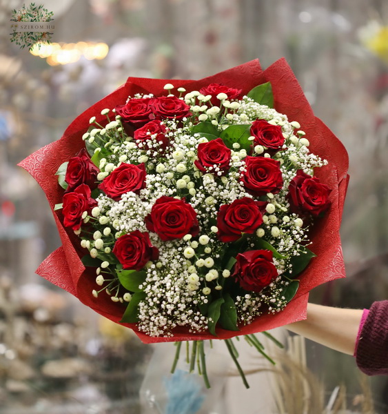 Blumenlieferung nach Budapest - roter-weisser Rosenstrauss aus 33 Blumen