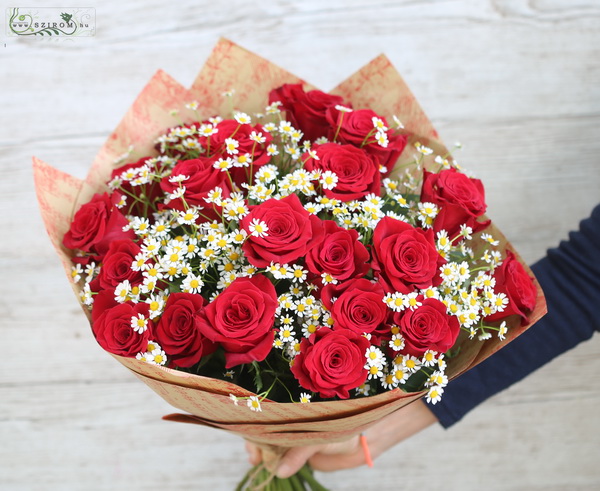 Blumenlieferung nach Budapest - 20 rote Rosen mit 10 Kamille