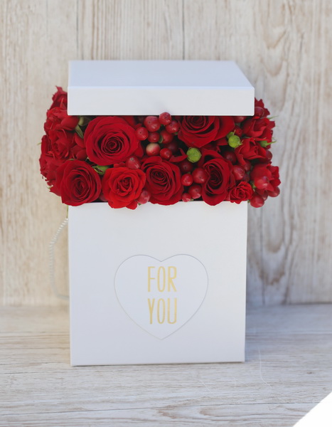 flower delivery Budapest - Red rose box (24 stems of roses and berries)