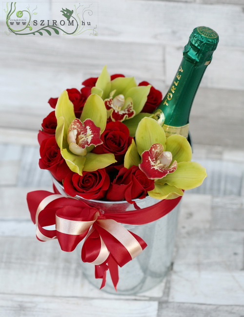 Blumenlieferung nach Budapest - Champagner-Eimer mit roten Rosen und Orchideen (12 Stielen)
